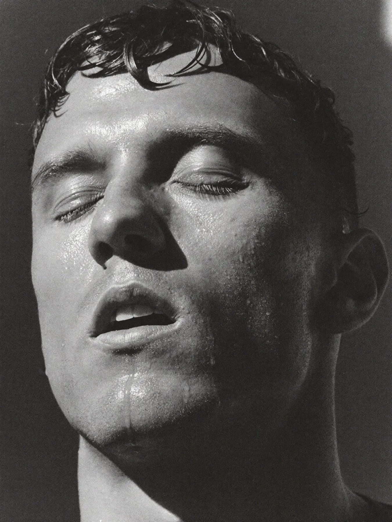 Retrato en blanco y negro de un hombre transpirado después de entrenar